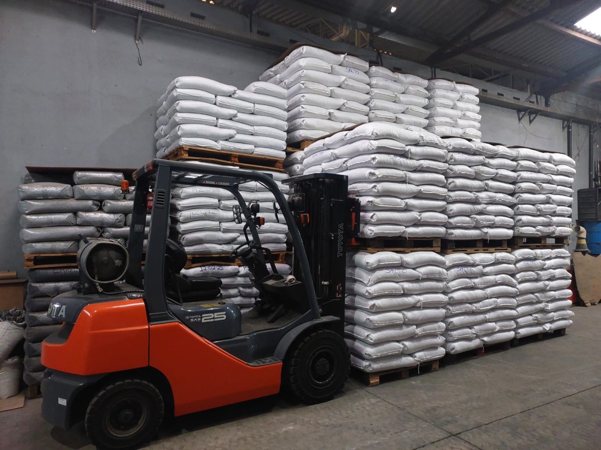 Pallets de PS reciclado embalados e prontos para expedição no galpão da Recicleplas